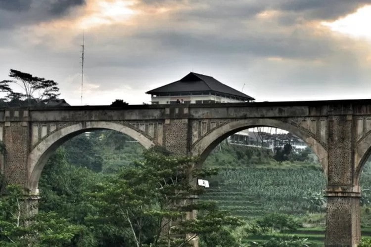 Jembatan Peninggalan Belanda